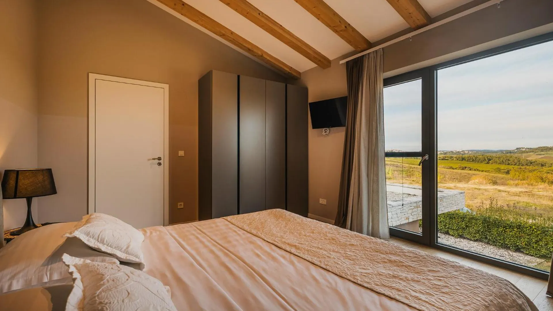 Villa Vigneto Near Novigrad For 15 Persons With Sea View And Whirlpool Brtonigla