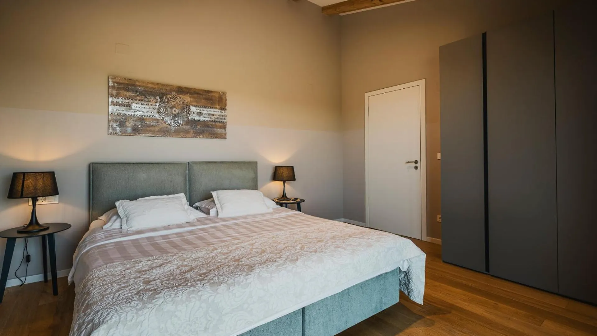 Villa Vigneto Near Novigrad For 15 Persons With Sea View And Whirlpool Brtonigla