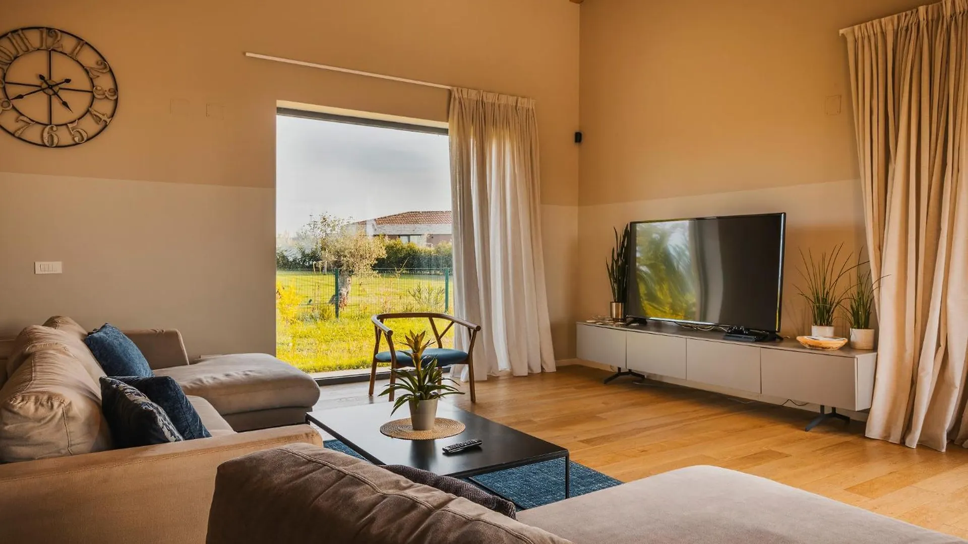 Villa Vigneto Near Novigrad For 15 Persons With Sea View And Whirlpool Brtonigla