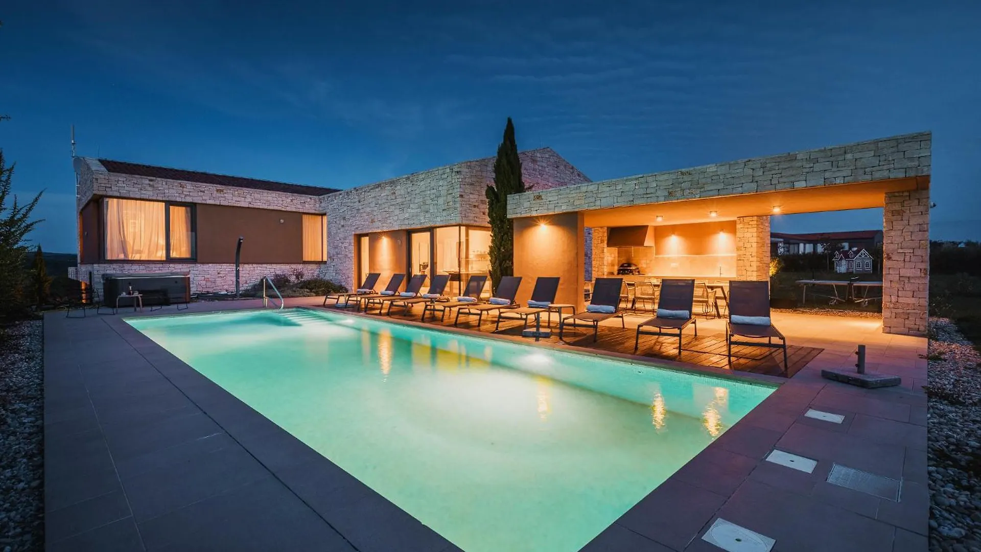 Villa Vigneto Near Novigrad For 15 Persons With Sea View And Whirlpool Brtonigla